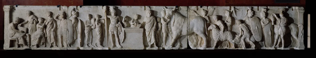 Die Volkszählung und das Opfer eines Stiers, eines Widders und eines Schweins zu Ehren des Gottes Mars, Fries vom Altar des Domitius Ahenobarbus, aus dem Neptuntempel, Rom